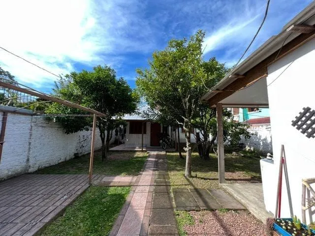 Imagem Terreno medindo 11 X 39,66 com 2 casas de alvenaria