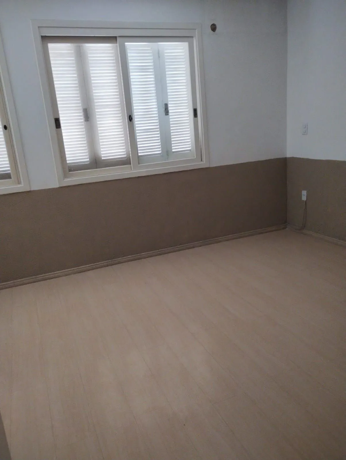 Imagem Excelente Casa com 03 suítes + Apto nos fundos com 01 Dor. Garagem 3 carros