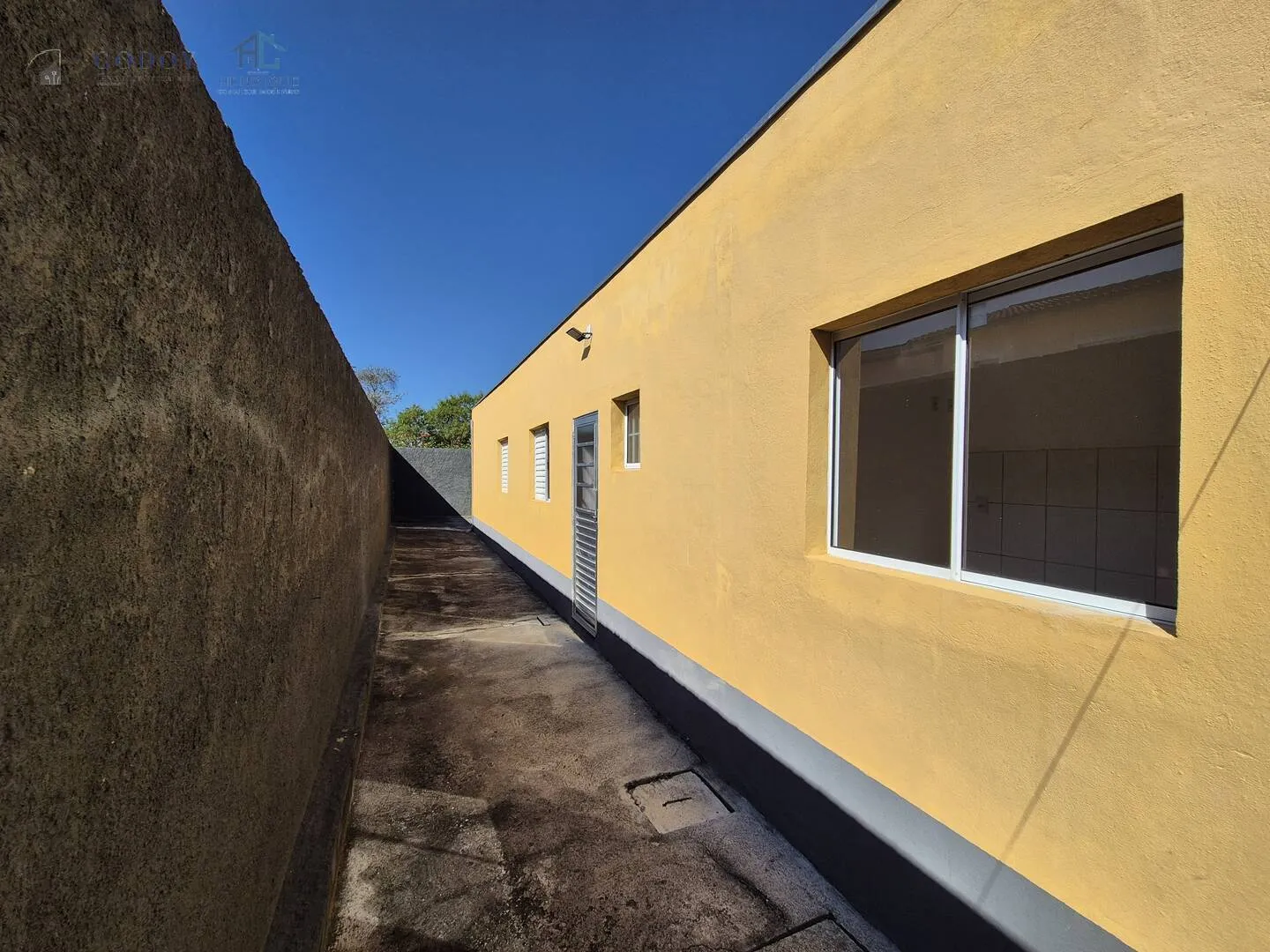 Imagem Casa em Condomínio Fechado com Suíte, Quintal e Garagem Coberta