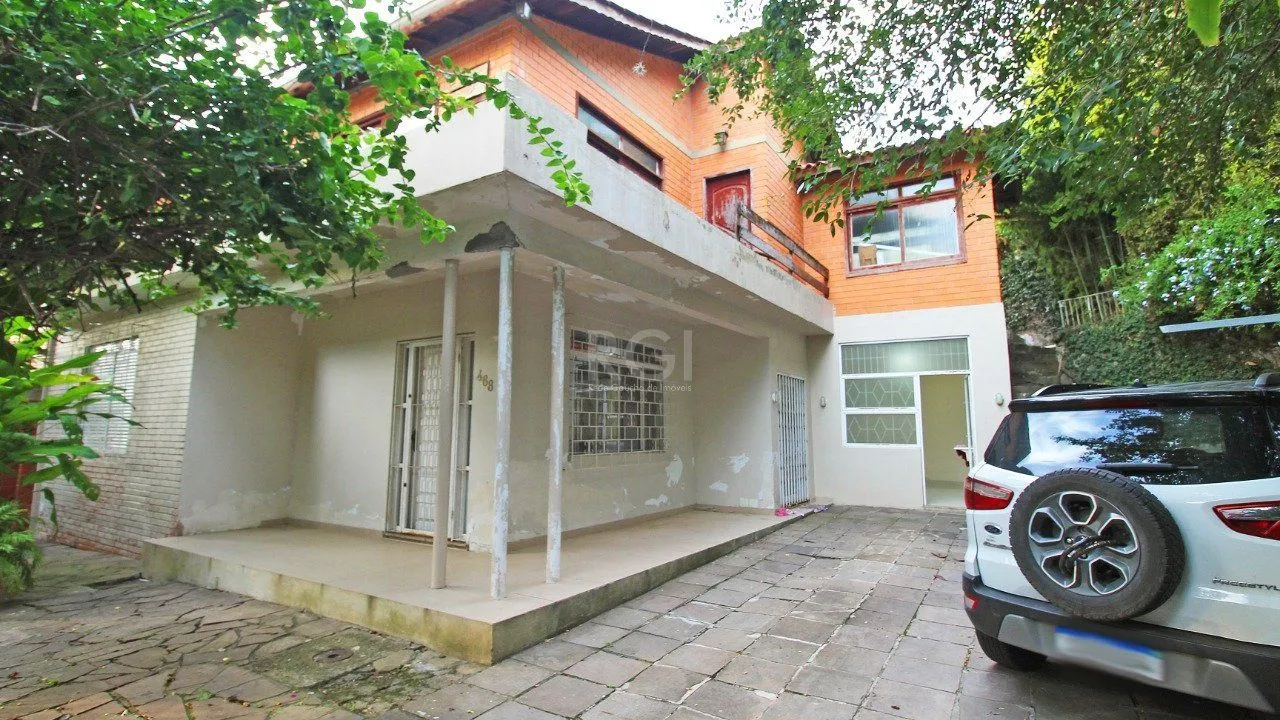 Imagem Casa com quatro (4) dormitórios, duas (2) vagas de garagem, no bairro Passo da Areia em Porto Alegre.