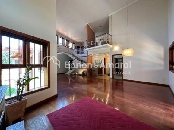 Imagem Linda casa em condomínio fechado. No piso superior há um hall, 3 quartos com varanda, sendo uma su...