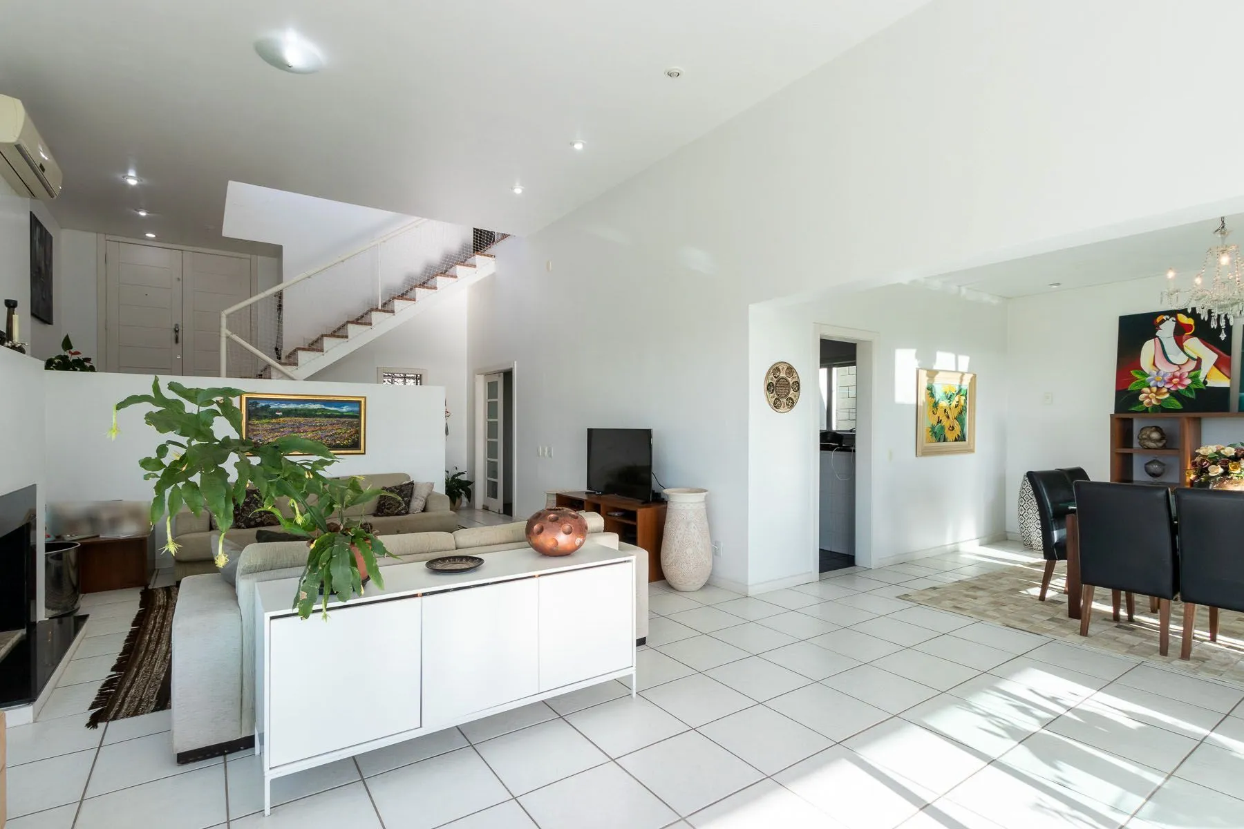 Imagem Casa para Venda - 470m², 3 dormitórios, sendo 1 suites, 6 vagas - Nonoai