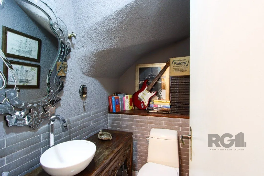 Imagem Casa com 327m² de área privativa, oferecendo 3 dormitórios, sendo 3 suítes