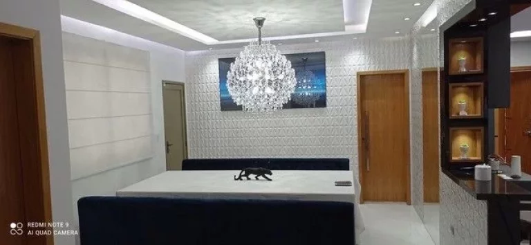 Imagem CASA SOBREPOSTA TÉRREA NA PONTA DA PRAIA COM PORTEIRA FECHADA