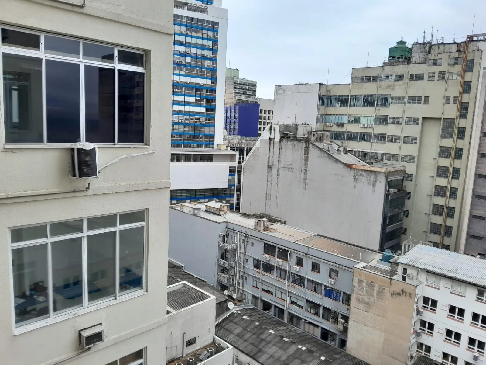 Imagem Salas com meio andar,para empresas ou órgãos públicos com 262,41m2 ,Centro