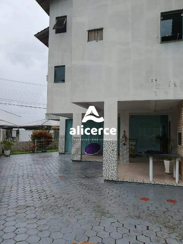 Imagem Casa à venda l 6 Dormitórios, 2 suítes l 370m² l Ponta de Baixo - São José/SC