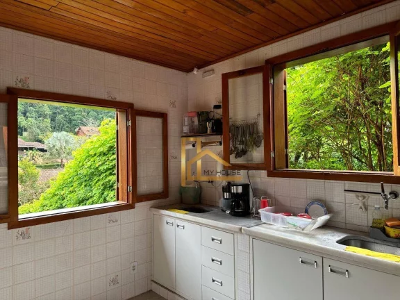 Imagem Encanto e Tranquilidade! Casa Espaçosa com Jardim e Lareira em Condomínio Exclusivo – Teresópolis/RJ ????