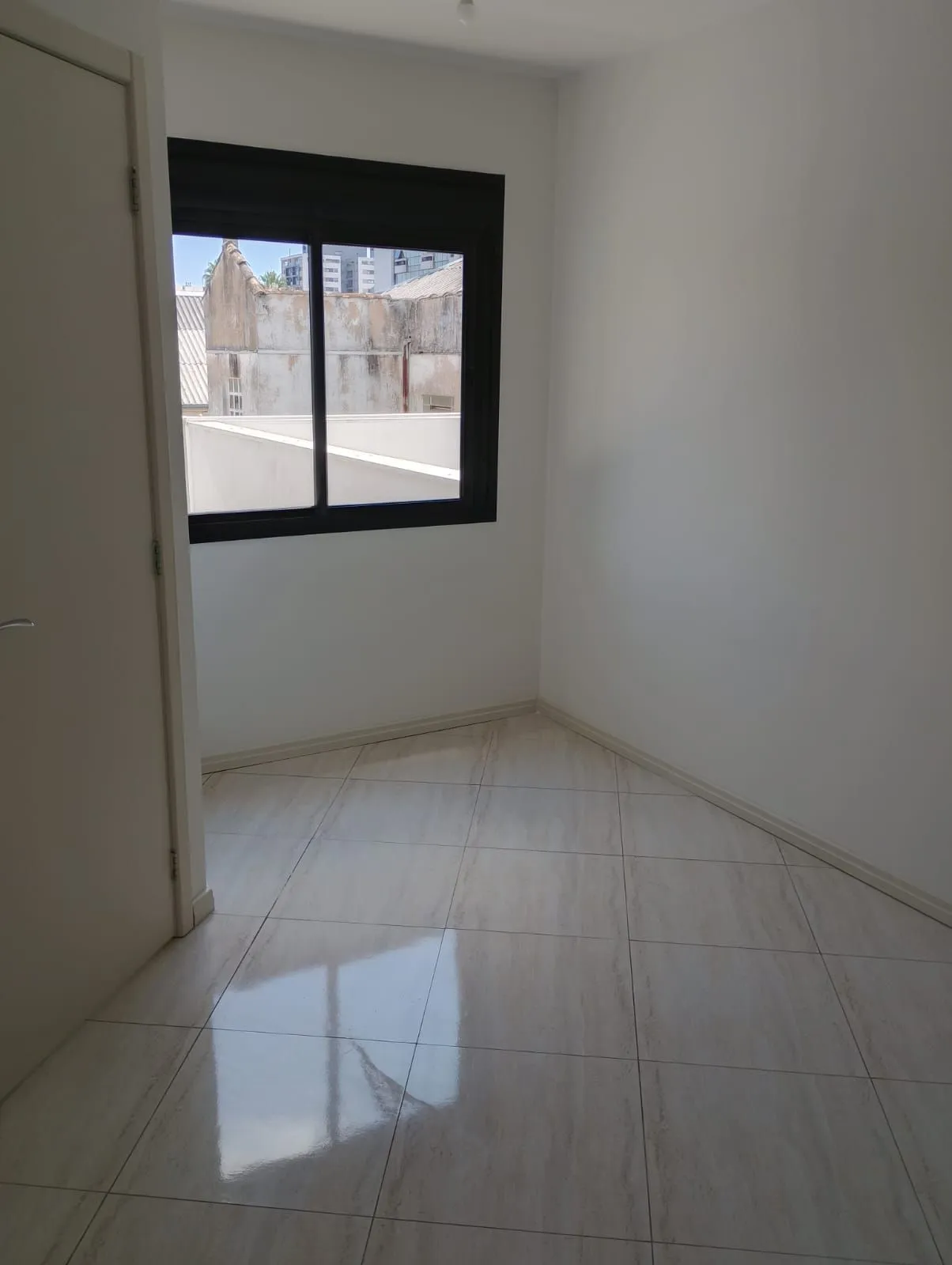 Imagem APARTAMENTO COM 01 DORMITÓRIO E GARAGEM