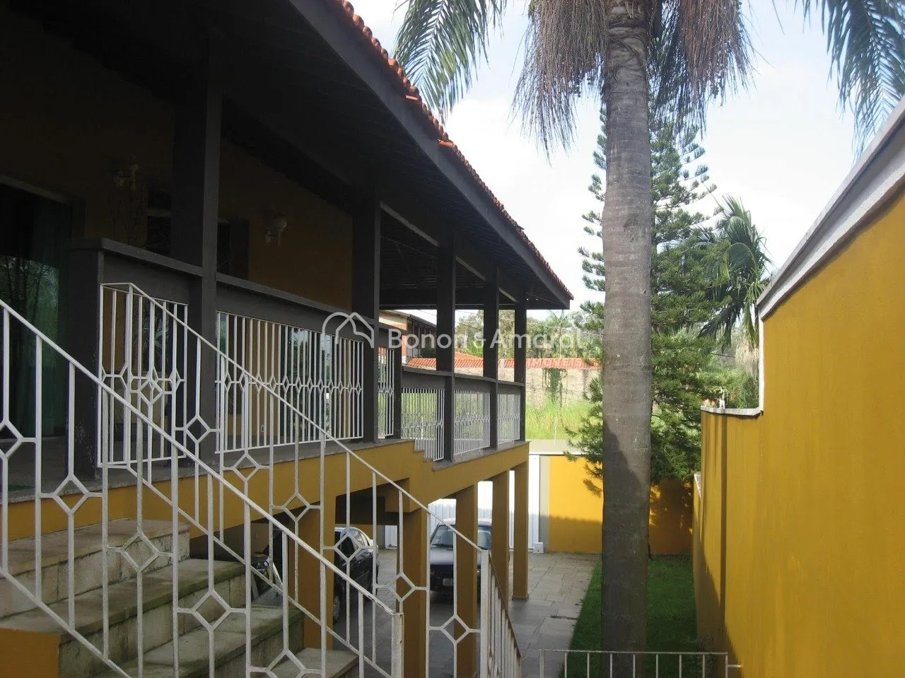 Imagem Imponente residência em zona comercial