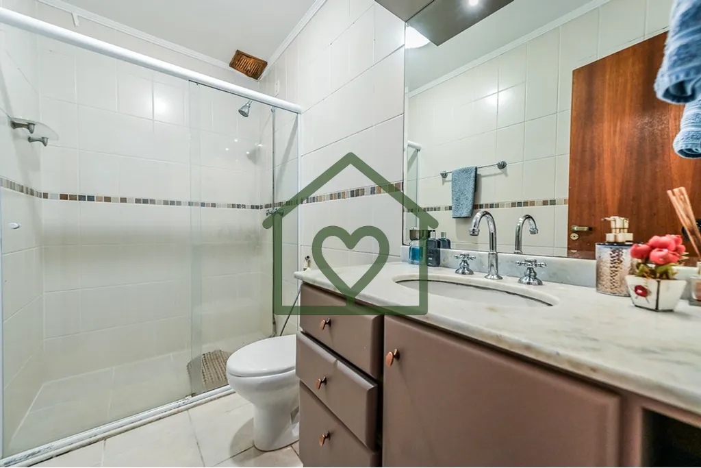 Imagem A casa dos seus sonhos te espera em um dos bairros mais encantadores de Porto Alegre! Situada no bai...