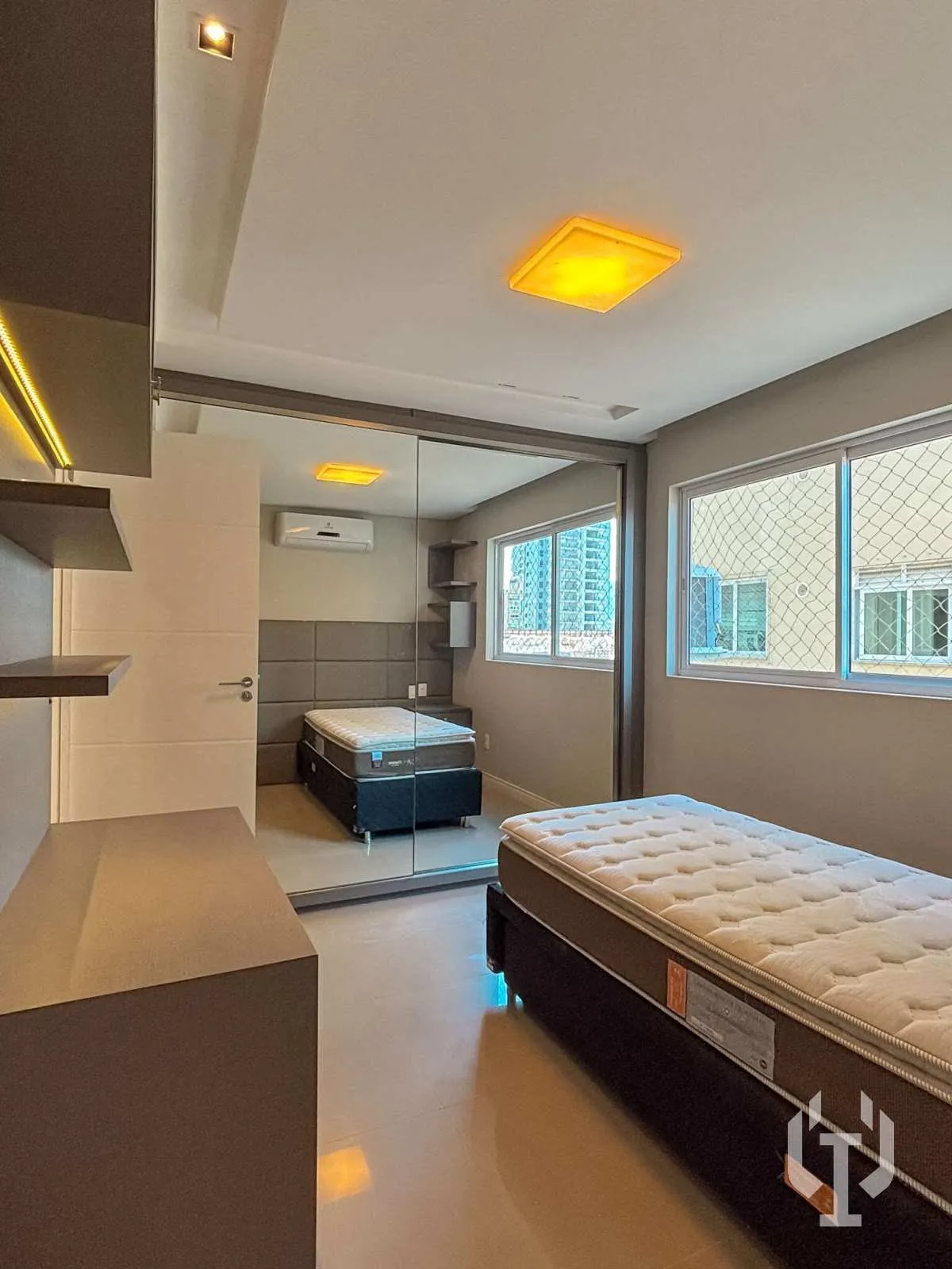 Imagem Apartamento de 2 suítes e 2 vagas de garagem em Meia Praia