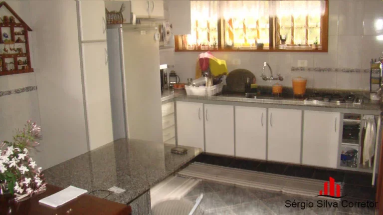 Imagem Casa com 04 Quartos à Venda, em Condomínio Fechado em Campos do Jordão SP.