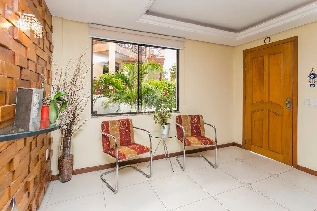 Imagem Excelente casa em condomínio com 3 suítes, piscina e 3 vagas de garagem