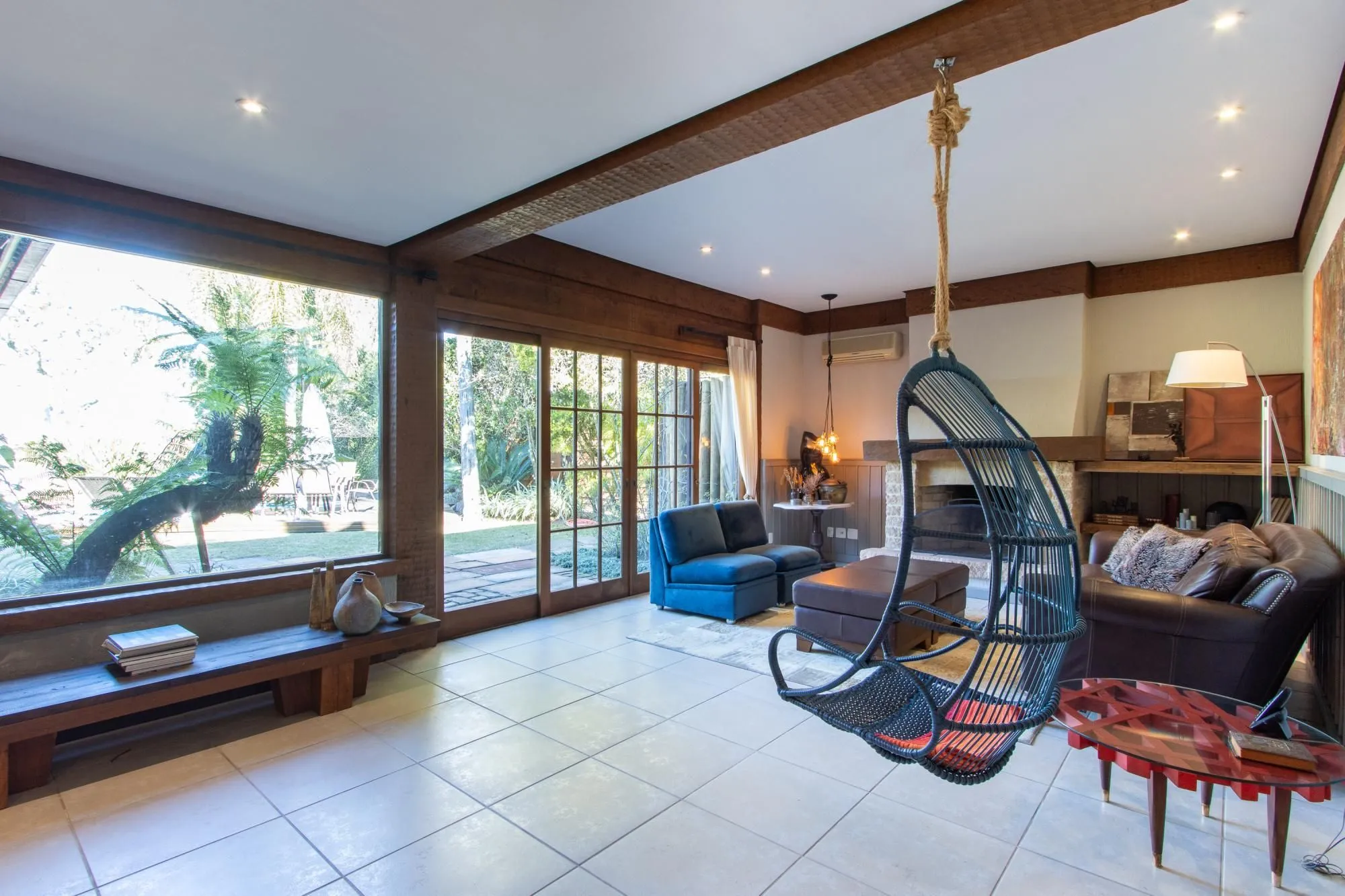 Imagem Casa à venda no Terra Ville com 6 dormitórios e fundo para o lago.