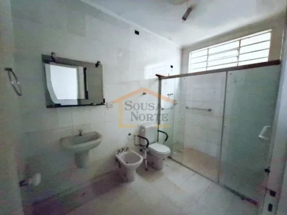 Imagem Casa térrea, 131m², 3 dormitórios, sala de TV, banheiro, lavanderia, armários nos dormitórios e...