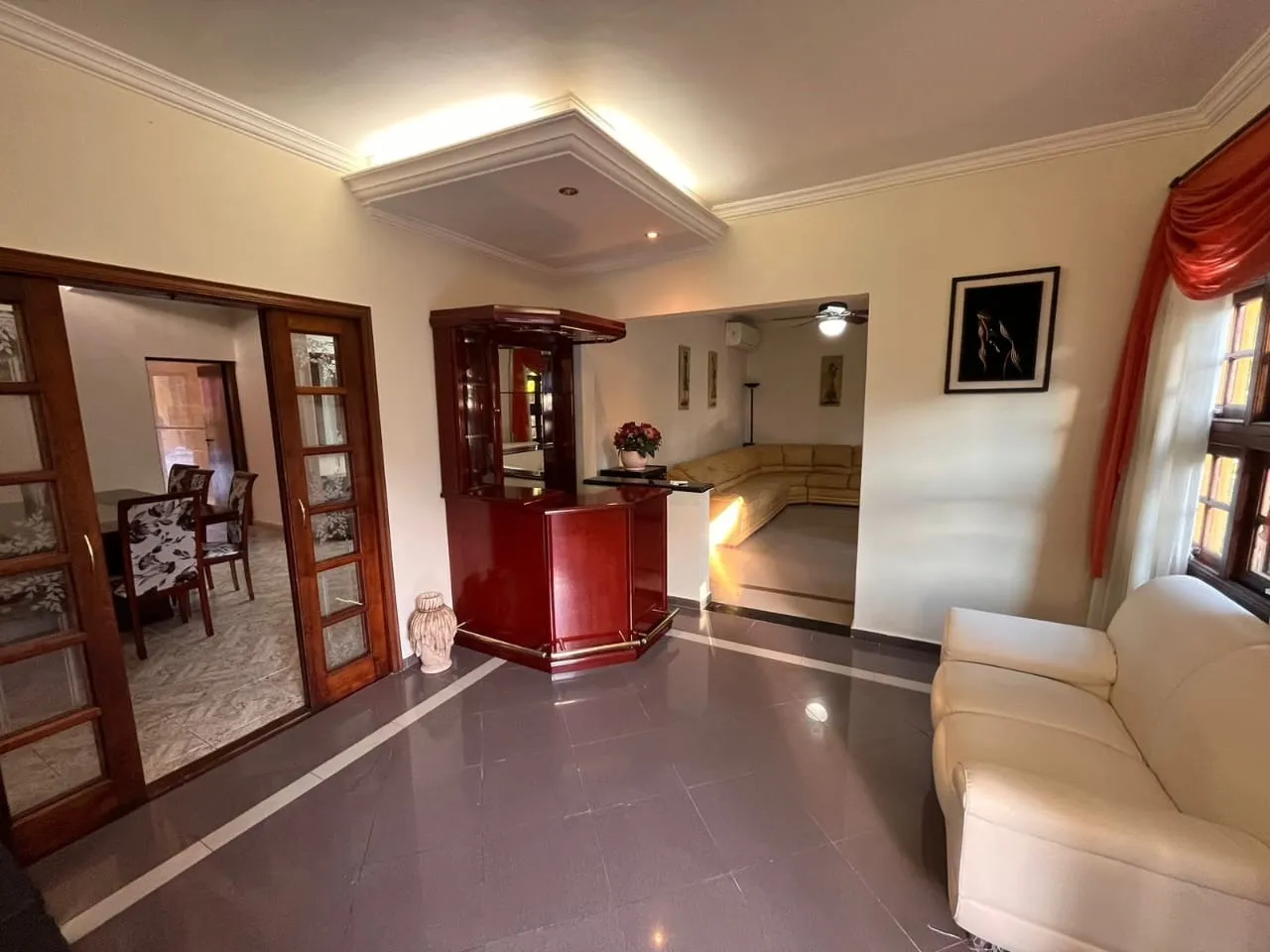 Imagem Casa para locação no Jardim Isaura, Sorocaba-SP: 5 quartos, 5 suítes, 2 salas, 7 banheiros, 4 vagas de garagem.