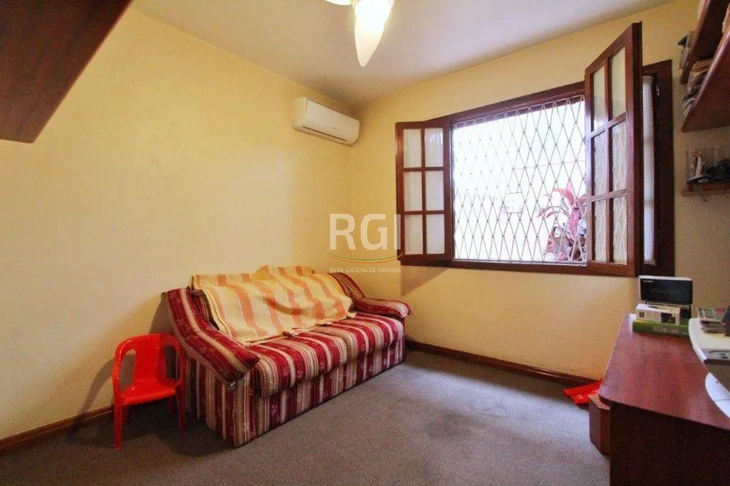 Imagem Casa para Venda - 250m², 3 dormitórios, 1 vaga - Teresópolis
