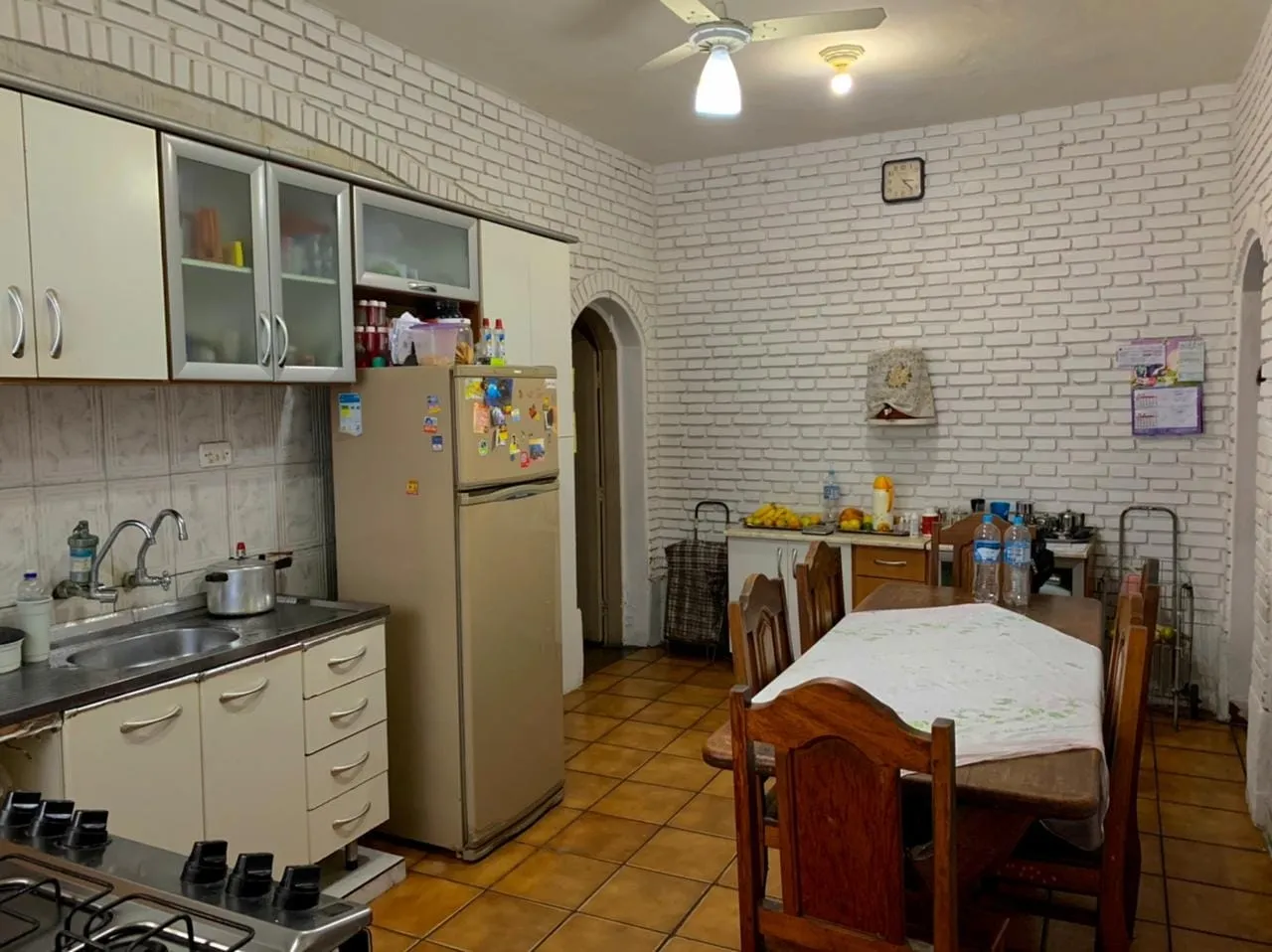 Imagem Comercial para Locação 6 Quartos, 3 Suites, 4 Vagas, 400M², Centro, Taubaté - SP
