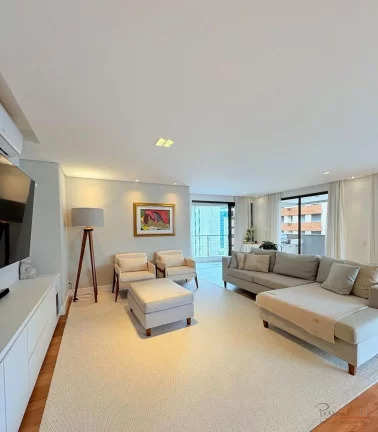 Apartamento situado em área nobre do centro, em localização privilegiada em Florianópolis! Próx...