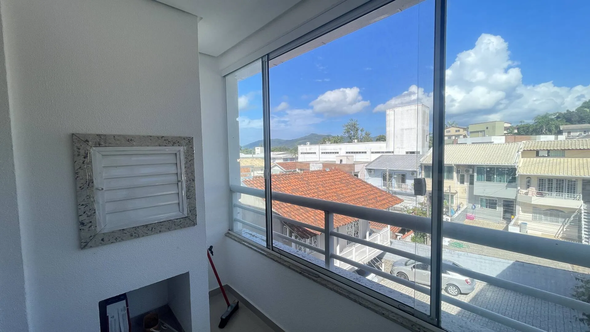 Imagem Apartamento para alugar em Canasvieiras 2 quartos com suíte e sacada