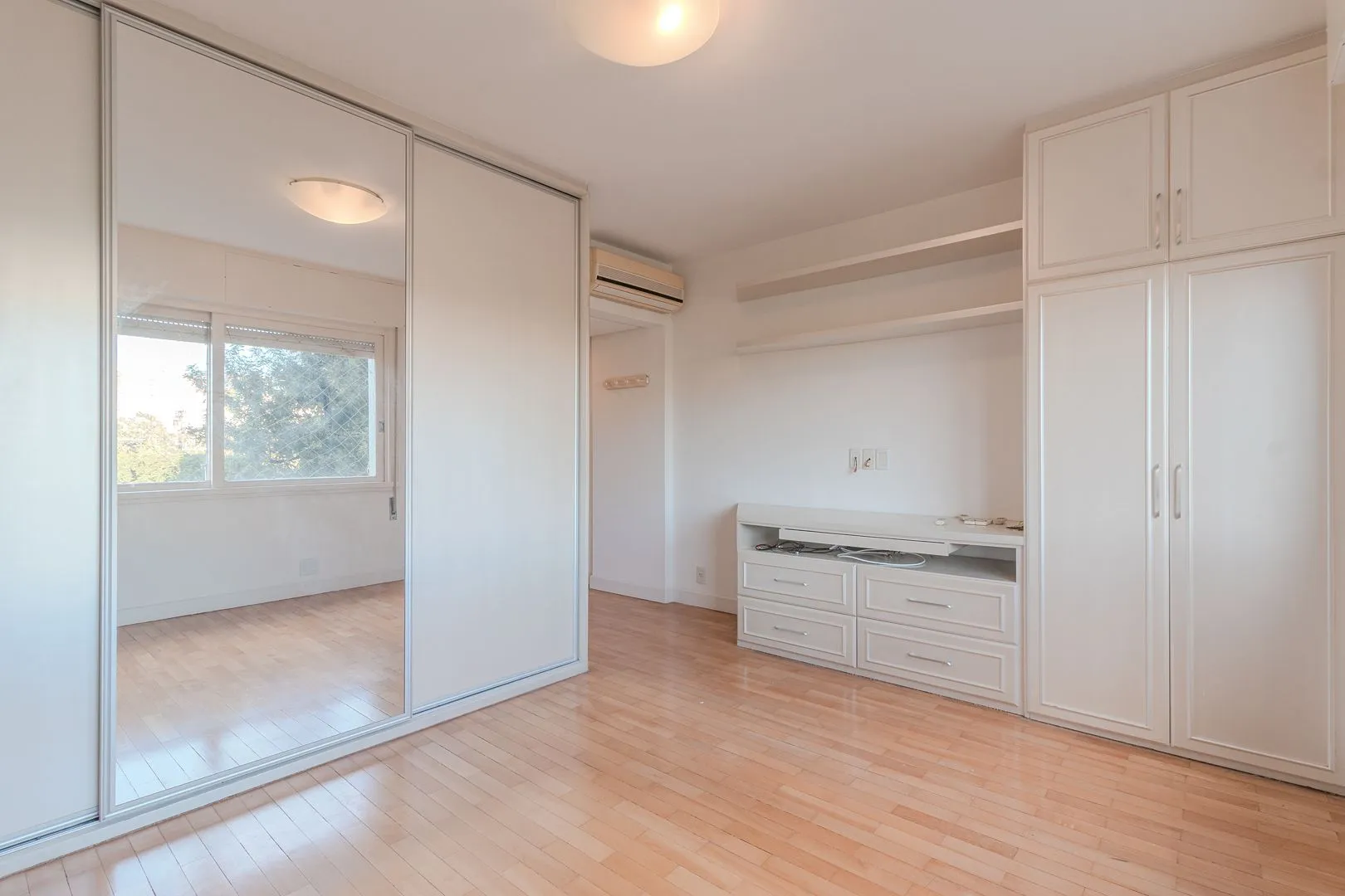 Imagem ️ MÁFFER IMÓVEIS ALUGA - APARTAMENTO 3 DORMITÓRIOS | 3 VAGAS | TOTALMENTE REFORMADO | MOINHOS DE VENTO