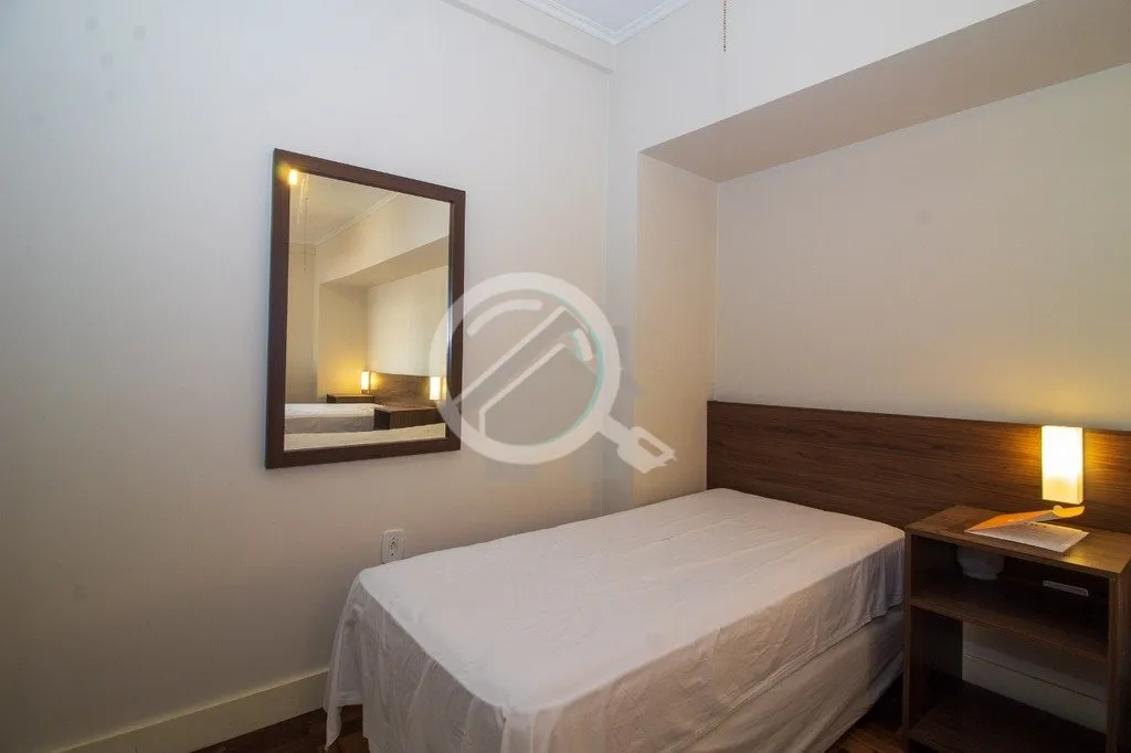 Imagem Studio totalmente mobiliado, com ar condicionado,uma cama de casal e duas camas de solteiro, banheir...