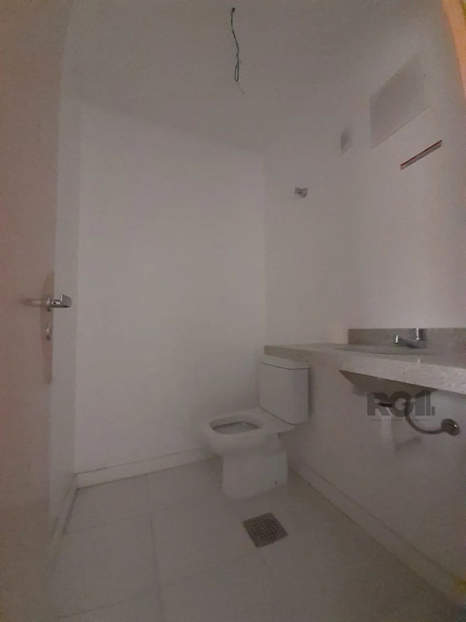 Imagem Excelente sala comercial no Menino Deus, com uma vaga de garagem.