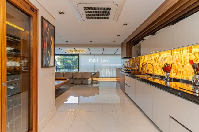 Imagem Apartamento de Alto Padrão de 3 suítes em Moema com 330m² e 4 vagas de garagem.