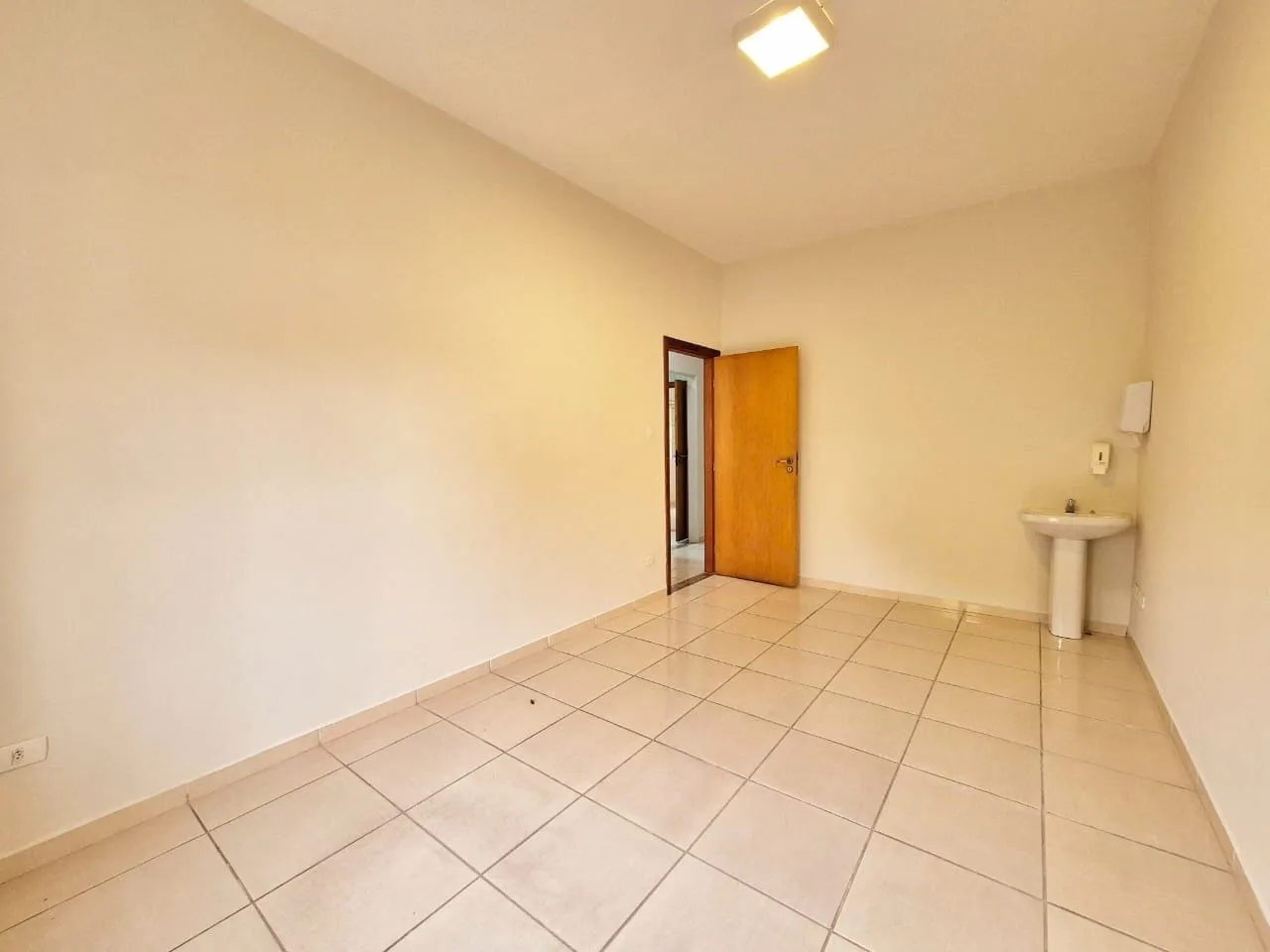 Imagem Oportunidade Imperdível: Casa Comercial a 5 Min do Centro, Perfeita para Empresas com Ampla Estrutura e Localização Estratégica