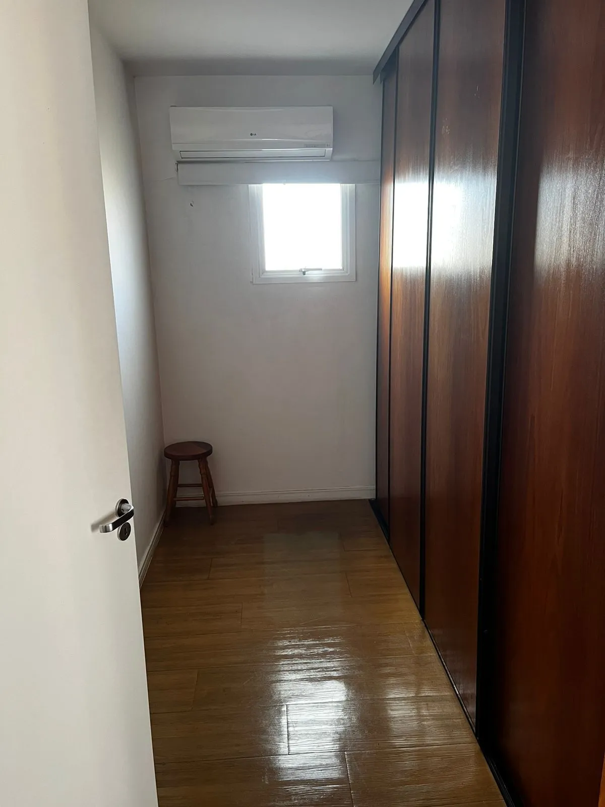 Imagem Sobrado com 3 quartos, 1 suíte, lareira, churrasqueira, 3 vagas cobertas na zona sul.