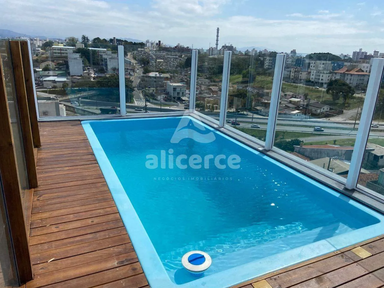 Imagem Apartamento para Locação em Coqueiros com 2 Dormitórios, 1 Suíte e Sol o Dia Todo