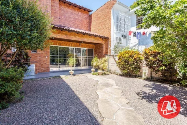 Imagem No bairro Rio Branco, casa de 337 m², semimobiliáda, 4 dormitórios, 3 vagas, jardim com piscina.