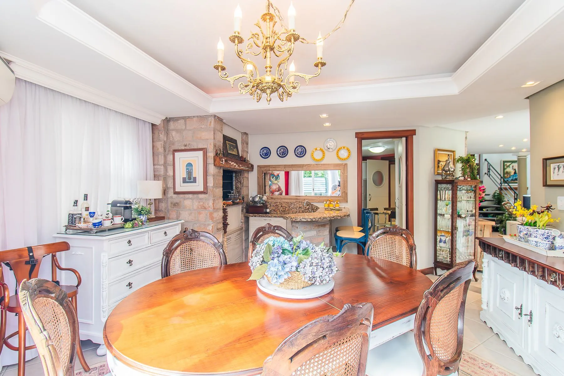 Imagem CASA DE 4 DORMITÓRIOS EM CONDOMÍNIO - 320 m² - 4 VAGAS DE GARAGEM