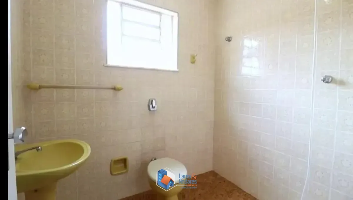 Imagem Casa para venda em Parque Peruche com 4 quartos, sendo 1 suíte, 228m²