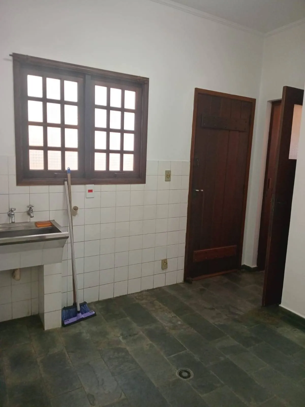 Imagem Espaçosa Casa à Venda em Alphaville 6 com 3 Suítes e Lazer Completo