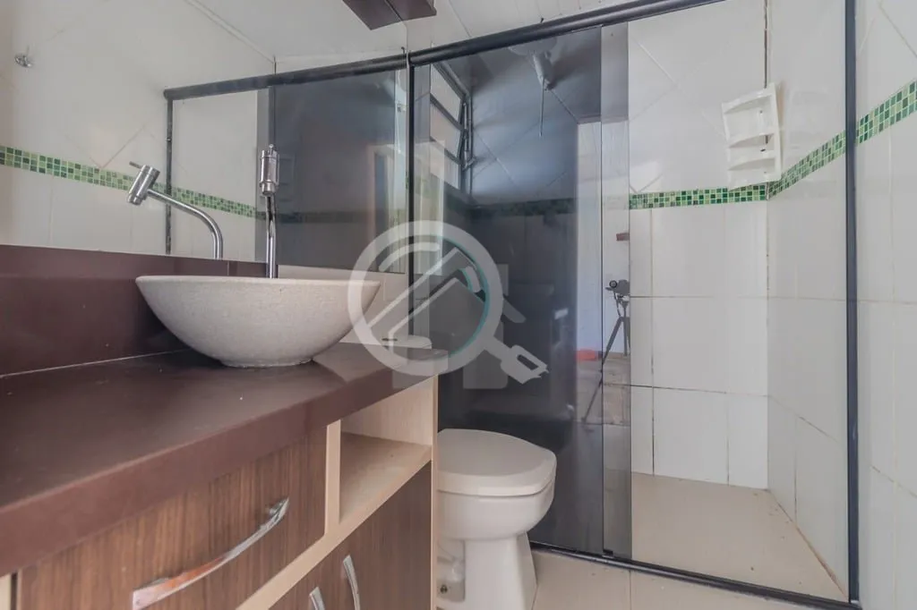 Imagem Sobrado três quartos com uma suíte, living, banheiro social, cozinha e pátio. O sobrado possui ar...