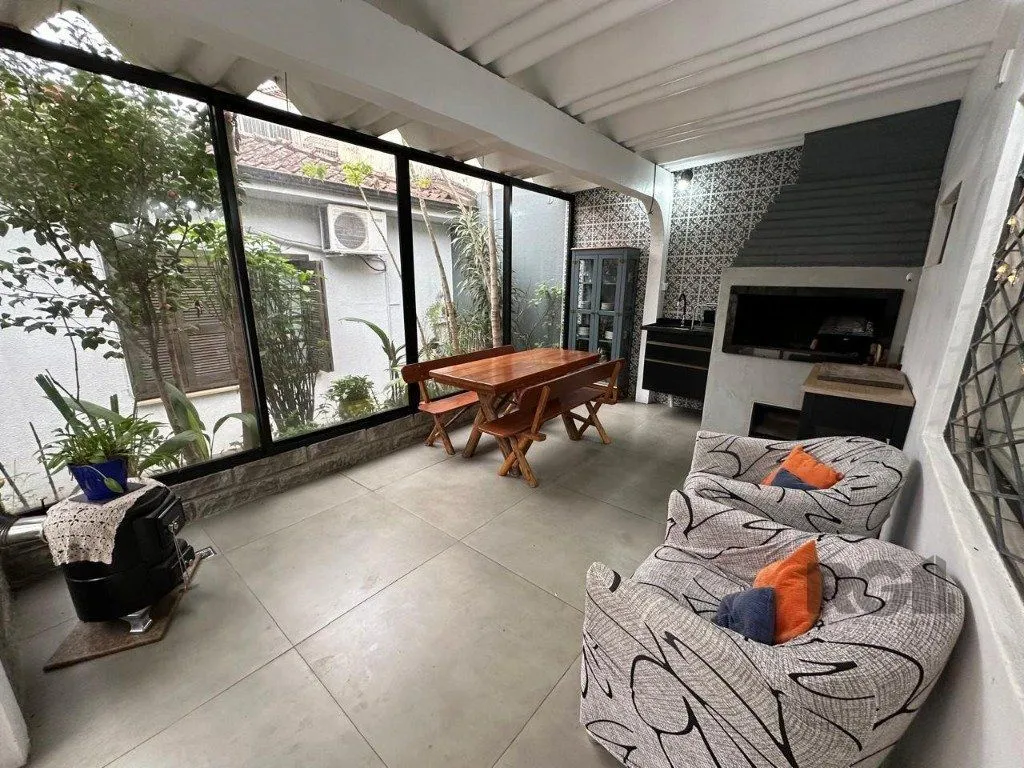 Imagem Vende-se ampla casa 3 quartos com hidro, 2 vagas, living com ladeira e salão de festas com churrasqueira - 260m² - Medianeira