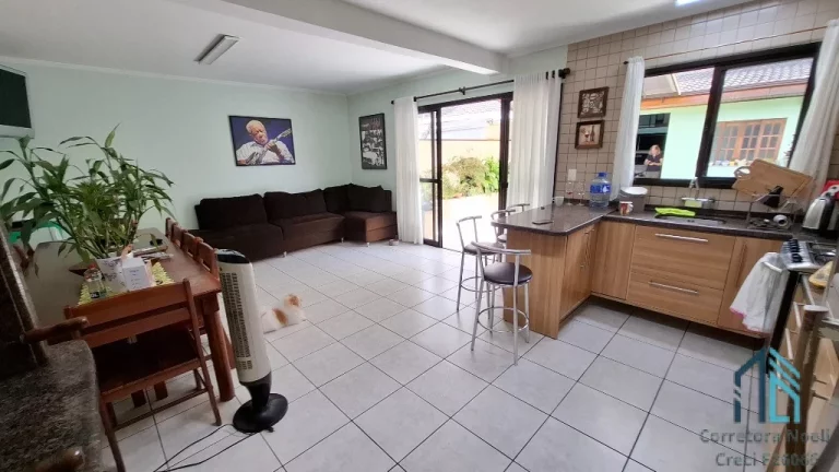 Imagem Casa com edícula, 04 quartos sendo 2 suítes, amplo terreno fundos, no Atuba em Curitiba PR