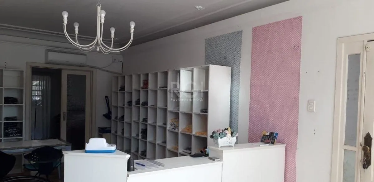 Imagem Casa para Venda - 250m², 4 dormitórios, sendo 1 suites, 3 vagas - Menino Deus