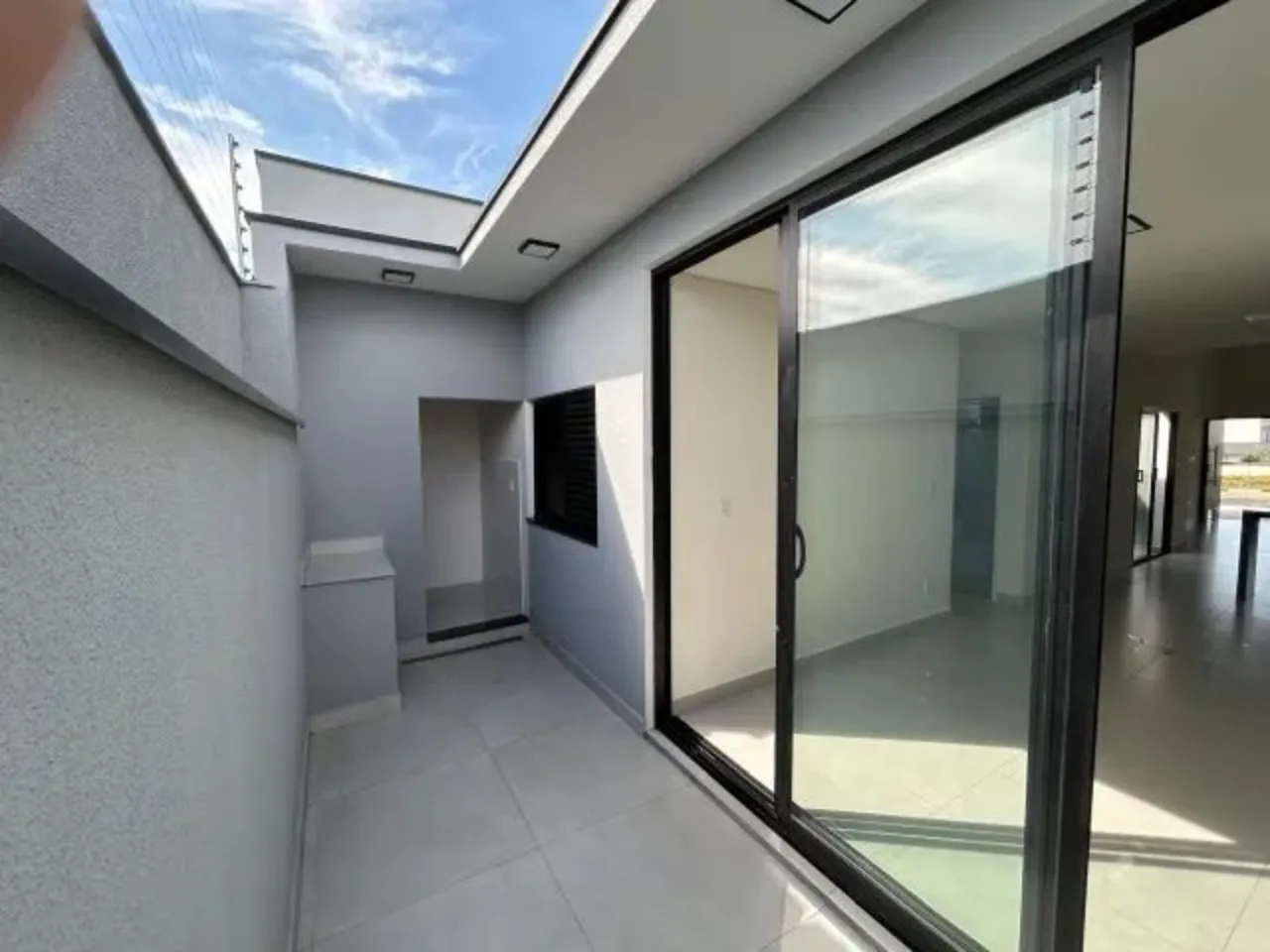 Imagem Casa de alto padrão no Condomínio Residencial Jardim em Sorocaba: 3 quartos, 1 suíte, 2 salas, 2 banheiros, 2 vagas de garagem, 118,23m².