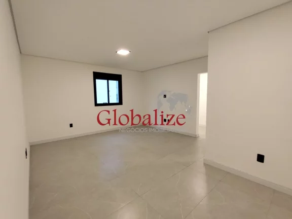 Imagem Casa sobreposta alta à venda com 280m², 3 suites, quadra da praia por R$1.940.000,00 no Embaré em Santos