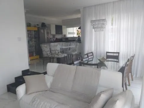 Imagem VENDA DE CASA NO CONDOMÍNIO ARUJÁ COUNTRY CLUB, EM ARUJÁ/SP, 380m² com 3 suítes, área gourmet com churrasqueira, cinema e 4 vagas. CONSULTE-NOS.