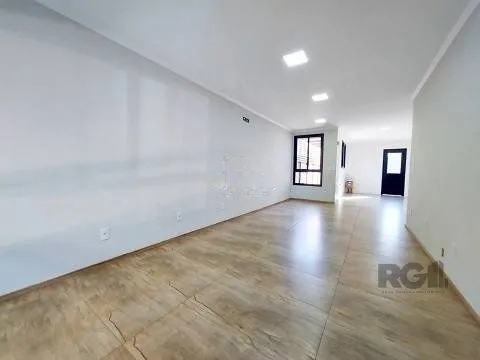 Imagem Excelente casa de 85m² com 2 dormitórios, piscina e 6 vagas.