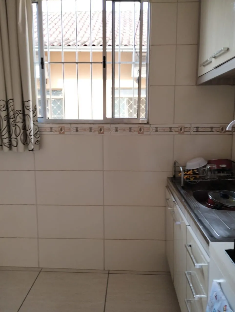 Imagem Terreno com duas frentes, três casas (duas c/dois dormitórios e a outra tipo tipo JK)