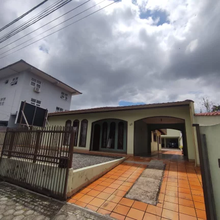Imagem Casa Averbada à venda em Joinville, bairro Saguaçú
