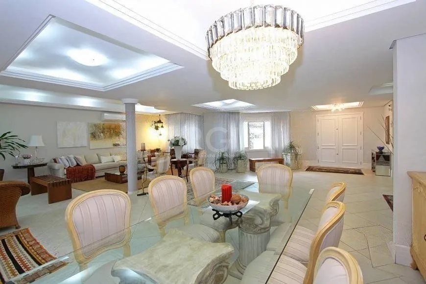 Imagem EXCELENTE CASA COM 4 DORMITÓRIOS, 6 VAGAS DE GARAGEM E VISTA PANORÂMICA.