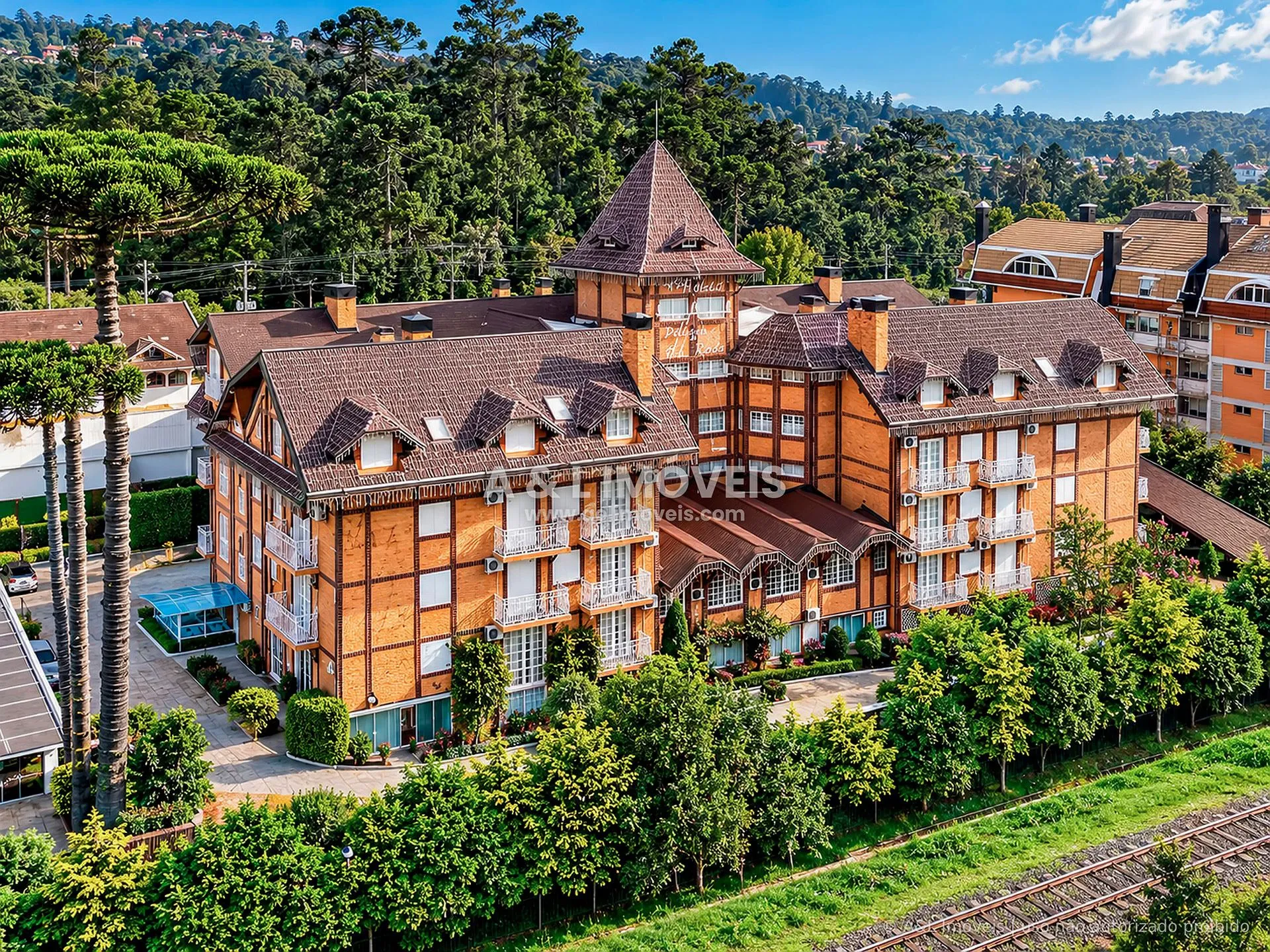 Foto do imóvel Hotel à venda em Campos do Jordão: 54 UHs e piscina aquecida no Capivari em Rua Raphael Pelegrino Gianotti