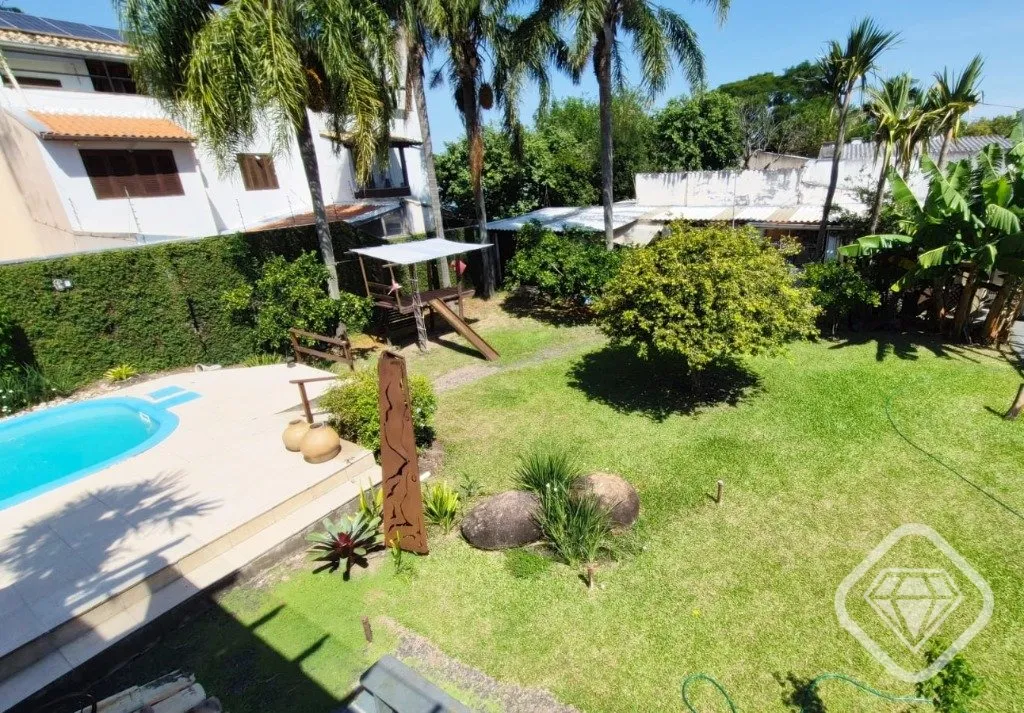 Imagem Casa em dois terrenos no bairro Guarujá, localizada em rua silenciosa, com excelente orientação s...