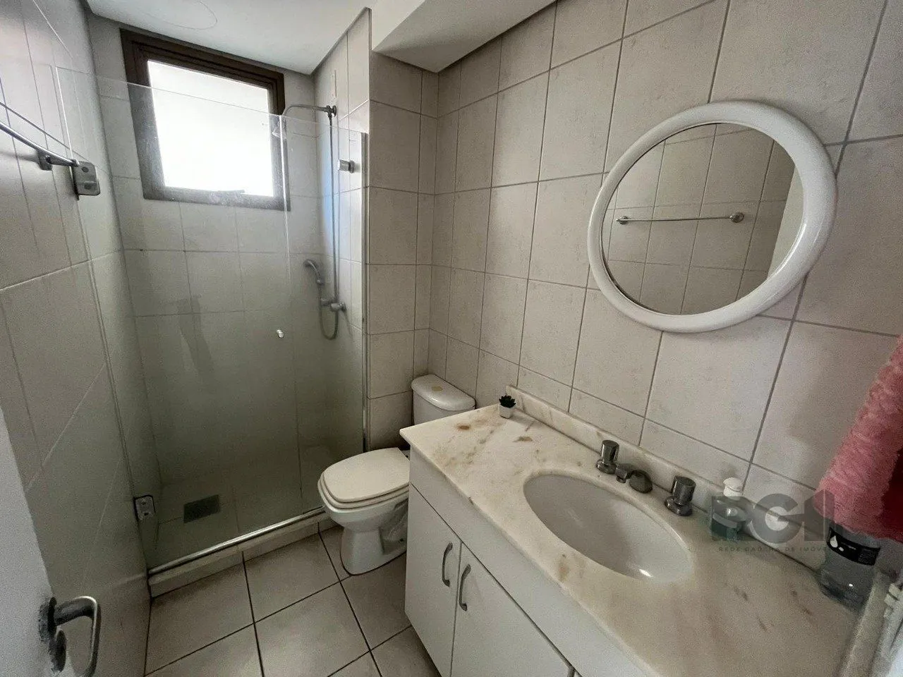 Imagem Apartamento de três quartos, suíte, churrasqueira e duas vagas de garagem (box duplo) no bairro Auxiliadora em Porto Alegre.