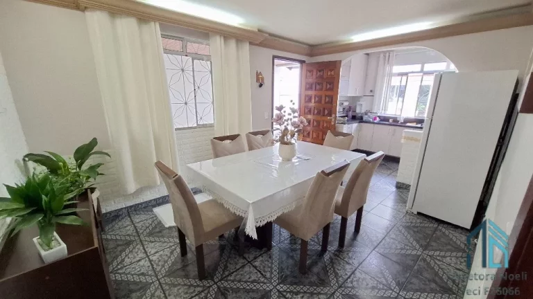 Imagem Casa, terreno com duas casas, 05 quartos c/suíte, área gourmet, no Capão Raso em Curitiba PR